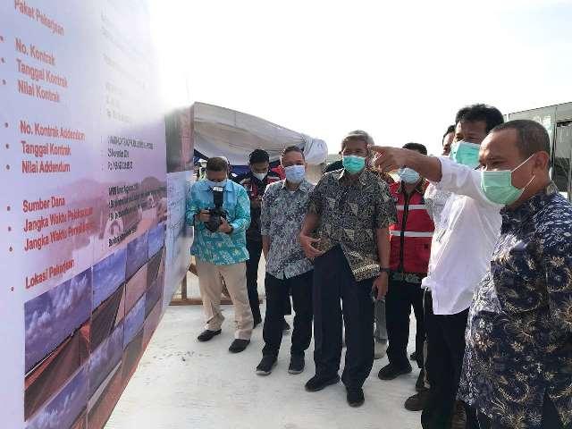 Kepala BP Batam Rudi meninjau rampungnya proyek pembangunan taxiway dan Apron 04 Bandara Hang Nadim. (Foto: Yude/batamnews)