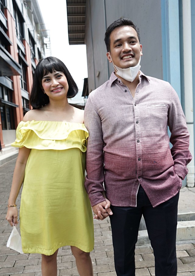 Artis Vanessa Angel bersama suaminya Bibi Ardiansyah saat ditemui dikawasan Tendean, Jakarta, Rabu, (20/1).
 Foto: Ronny