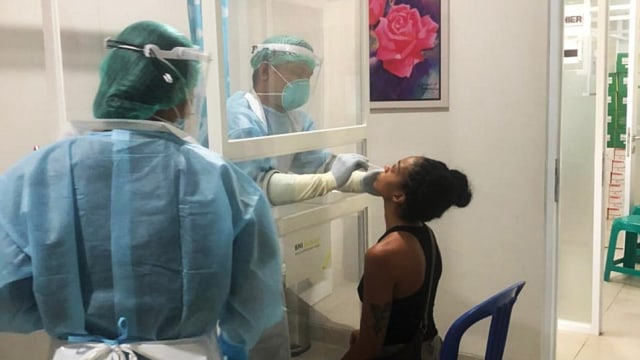 Kristen Gray menjalani tes swab metode PCR di RS Bali Mandara. Foto: Dok. Istimewa