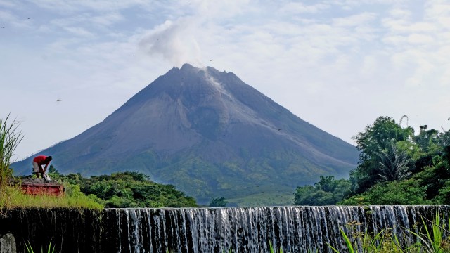 Gunung Merapi erupsi . Foto: ANTARA FOTO/Anis 