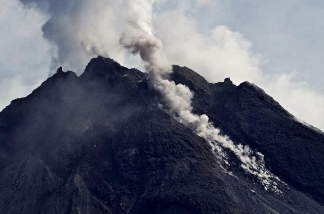 Gunung Merapi erupsi efusif. Foto: ANTARA FOTO/Anis Efizudin
