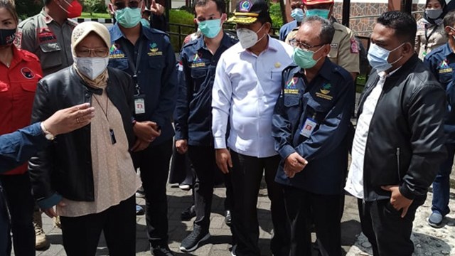 Anggota DPRD Sulawesi Utara, Hilman Firmansyah Idrus (paling kanan) mendampingi Menteri Sosial, Tri Rismaharani dalam kunjungannya ke Kota Manado untuk meninjau korban banjir Manado dan Tanah Longsor