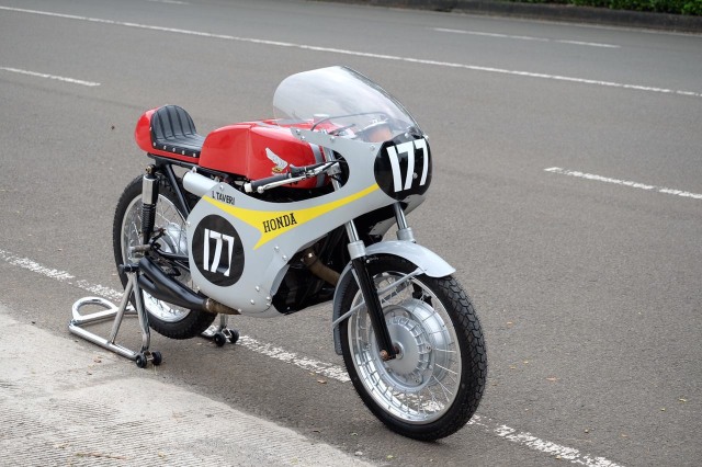 Tampilan samping replika Honda RC149 dari basis Honda Verza. Foto: dok. Rainbow Moto Builder