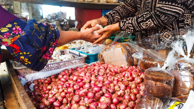 Interaksi antara pedagang dan pembeli di pasar tradisional