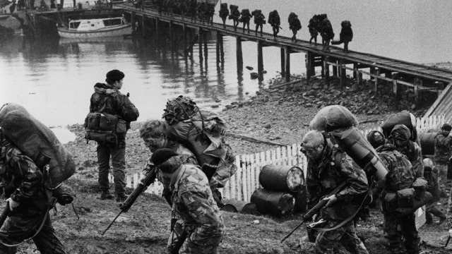 Tentara Inggris ketika Perang Malvinas. | ThoughtCo