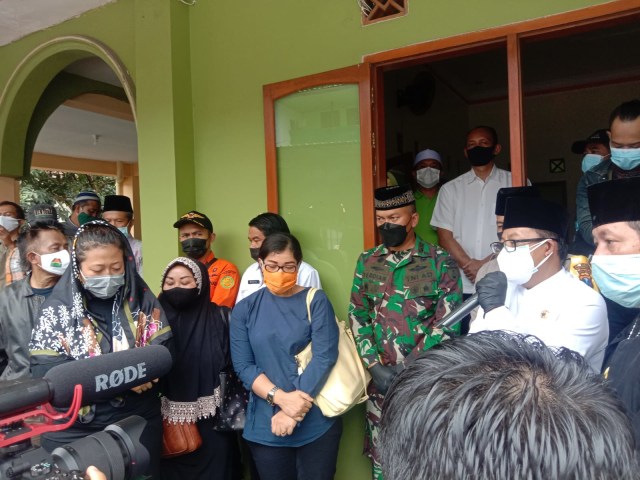 Wali Kota Malang saat menghadiri pengantaran jenazah Roland Sumarna (kanan baju putih) bersama istri alm. Roland Sumarna (kanan krudung hitam). Foto Feni.