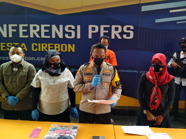 Jajaran Polresta Cirebon saat memberikan keterangan pers terkait kasus pencabulan yang dilakukan seorang petugas kebersihan dan penjaga masjid. (Ciremaitoday)
