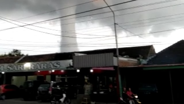 Tangkapan layar video puting beliung yang terjadi di Waduk Gajah Mungkur Wonogiri