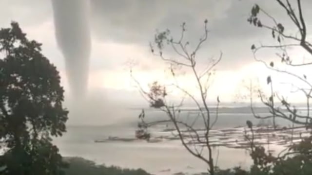 Puting Beliung di Waduk Gajah Mungkur Wonogiri Hebohkan Warga (108679)