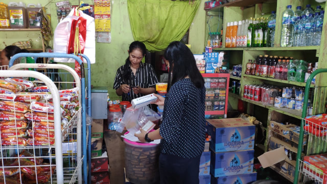 Loka POM Pulau Morotai saat menemukan produk kedaluwarsa. Foto: Istimewa