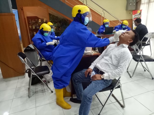 Seorang anggota DPRD Kabupaten Kuningan saat menjalani rapid test antigen, Rabu (20/1/2021). (Andri Yanto)