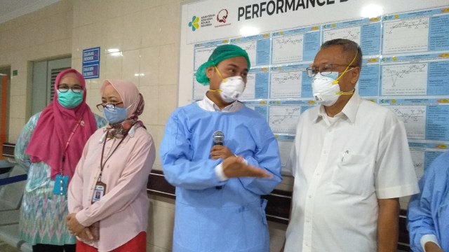 Sekretaris Tim Penanganan Bayi Kembar Siam, dr. Rizky Adriansyah SpA (K) menjelaskan, operasi pemisahan Adam dan Aris dimulai sejak pukul 08.00 WIB dan tidak ada kendala berarti yang dihadapi tim pemisahan. Foto : Sumut News 