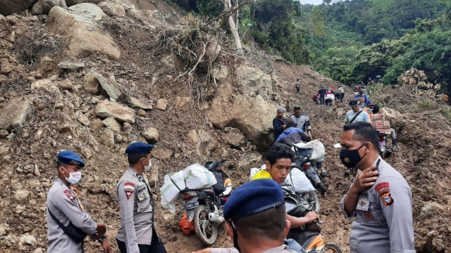 Jalur menuju lima desa di Kecamatan Malunda yang sempat terputus kini bisa dilalui oleh kendaraan roda dua. Foto: Dok. BNPB 