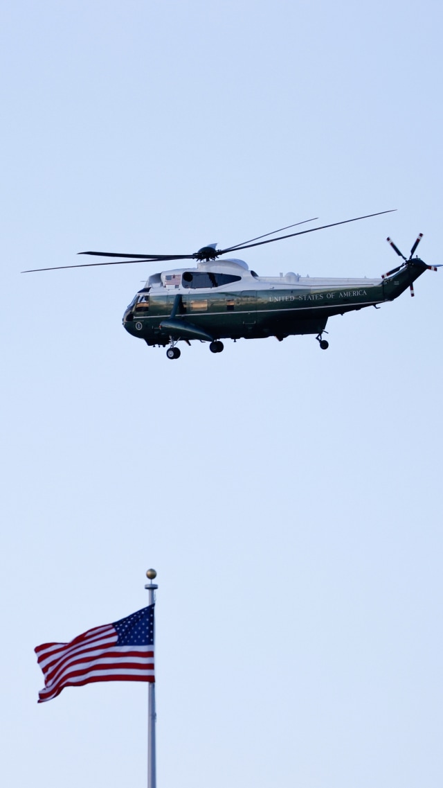 Presiden AS Donald Trump meninggalkan Gedung Putih dengan helikopter Marine One menjelang pelantikan Presiden terpilih Joe Biden, di Washington, AS, Rabu (20/1). Foto: Leah Millis/REUTERS