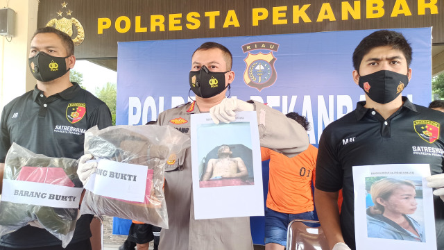 KAPOLRESTA Pekanbaru, Kombes Pol Nandang Mu'min Wijaya memperilihatkan foto korban dan barang bukti aksi penyiraman air keras oleh pelaku, Rabu (20/1/2021). 