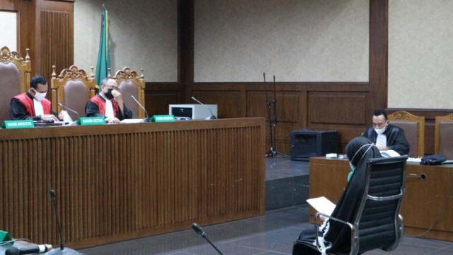 Jaksa Pinangki Sirna Malasari membacakan nota pembelaan (pledoi) di pengadilan Tindak Pidana Korupsi (Tipikor) Jakarta, Rabu (20/1).
 Foto: Desca Lidya Natalia/ANTARA