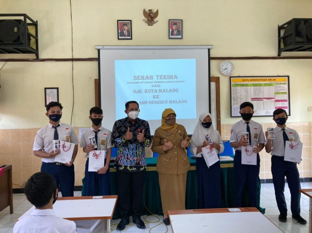 OJK Malang memberikan gawai pada siswa.