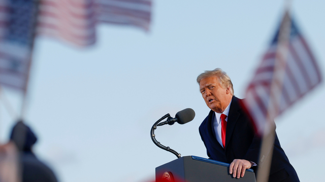 Donald Trump berbicara saat akan  berangkat dari Joint Base Andrews, Maryland, AS, Rabu (20/1). Foto: Carlos Barria/REUTERS
