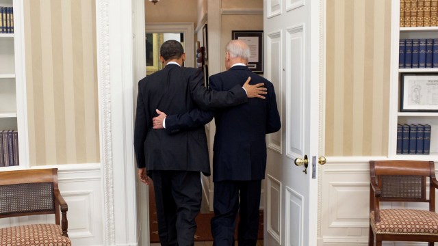 Momen Barack Obama ucapkan selamat kepada Presiden AS terpilih Joe Biden. Foto: Twitter/@BarackObama