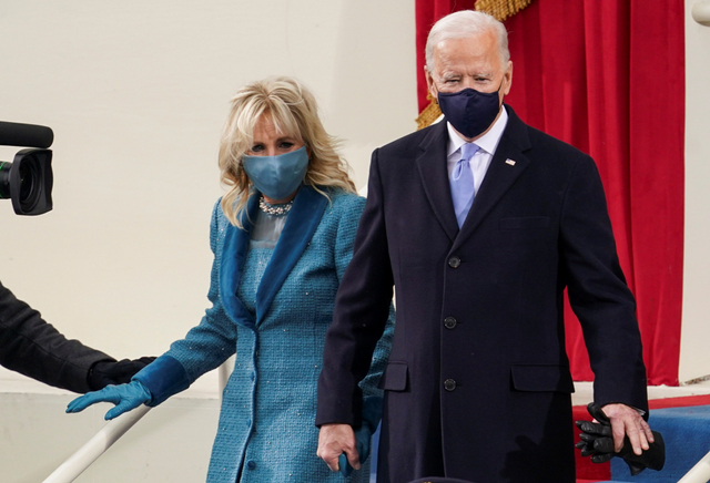 Presiden terpilih Joe Biden dan istrinya Jill Biden tiba untuk pelantikan Joe Biden sebagai Presiden ke-46 Amerika Serikat di Front Barat Capitol AS di Washington, AS, Rabu (20/1). Foto: REUTERS