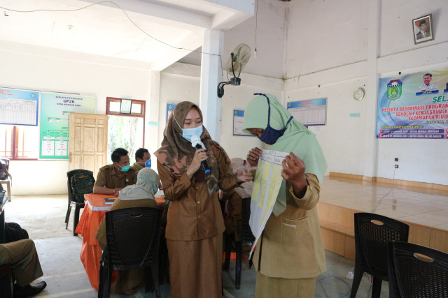 Dua orang guru SD di wilayah Kecamatan Rimbo Ilir Kabupaten Tebo sedang mempresentasikan hasil diskusi kelompok pada kegiatan diseminasi mandiri pelatihan pembelajaran Program PINTAR. Foto: Siti Mariyani.