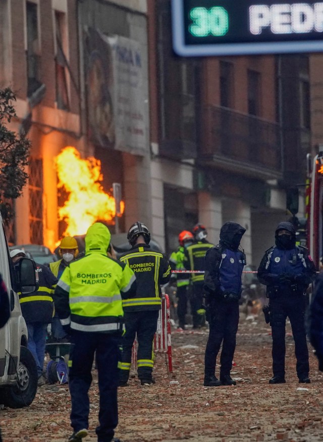 Polisi berjaga di lokasi ledakan di pusat kota Madrid, Spanyol. Foto: Susana Vera/REUTERS