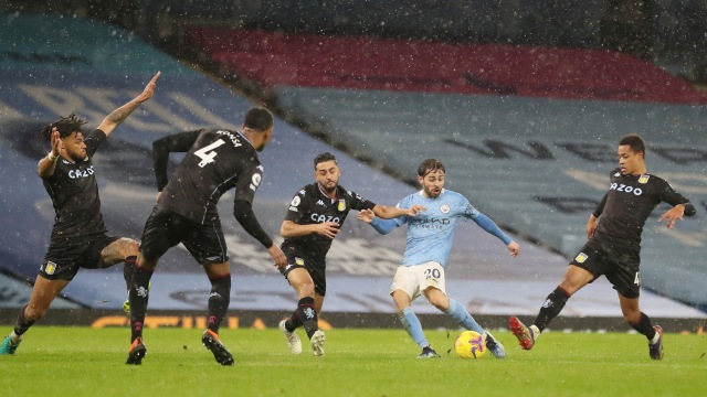 Pemain Manchester City Bernardo Silva menendang bola ke arah gawang Aston Villa pada pertandingan lanjutan Premier League di Etihad Stadium, Manchester, Inggris.
Foto: Martin Rickett/REUTERS