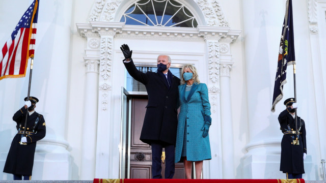 Presiden AS Joe Biden dan ibu negara Jill Biden berdiri di Portico Utara Gedung Putih, Washington, Amerika Serikat.  Foto: Tom Brenner/REUTERS