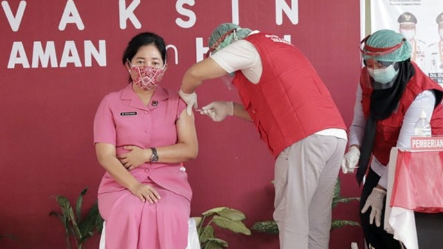 Ketua Bhayangkari Sulawesi Utara, Ny Rita Panca Putra saat menerima vaksin corona