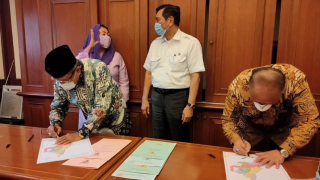 Tranggono Ting (kanan) menandatangani dokumen hibah tanah seluas 10 hektare dari Sentul City ke PBNU. Foto: Instagram/@nu.channels