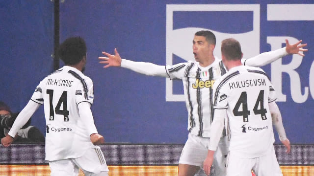 Selebrasi pemain Juventus Cristiano Ronaldo usai mencetak gol ke gawang Napoli pada pertandingan Piala Super Italia di Stadion Mapei, Reggio Emilia, Italia. Foto: Alberto Lingria/REUTERS