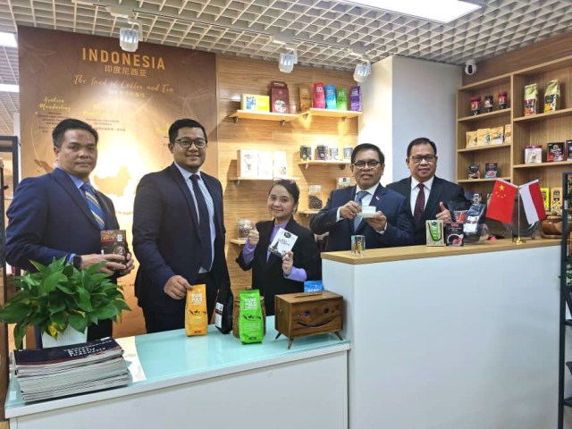 Dubes Djauhari Oratmangun membuka Indonesia Coffee Corner di ITPC Shanghai. Foto: KJRI Shanghai