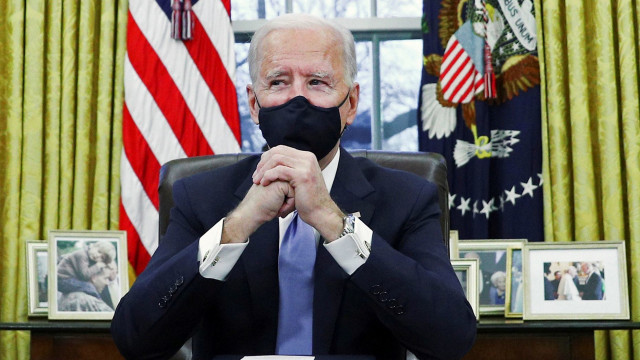 Presiden Amerika Serikat Joe Biden di Ruang Oval Gedung Putih di Washington, setelah dilantik sebagai Presiden ke-46 Amerika Serikat. Foto: Tom Brenner/Reuters