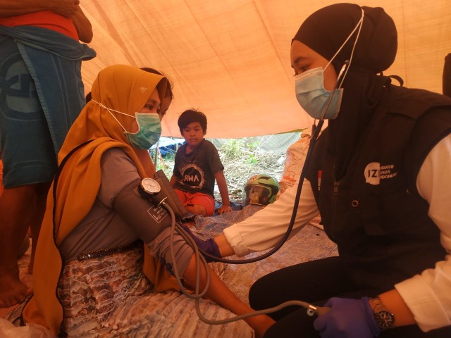 Layanan Kesehatan Inisiatif Zakat Indonesia untuk Korban Bencana Gempa Bumi Sumatra Barat. Doc. IZI.