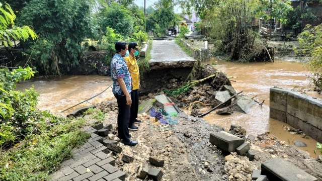 Kondisi jembatan di Desa Jatiblimbing Kecamatan Dander Kabupaten Bojonegoro yang putus akibat banjir. (foto: istimewa)