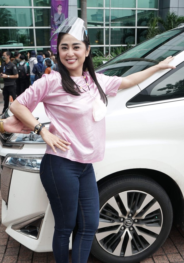Penyanyi dangdut Dewi Perssik saat ditemui di kawasan Tendean, Jakarta, Kamis, (21/1/2021). Foto: Ronny