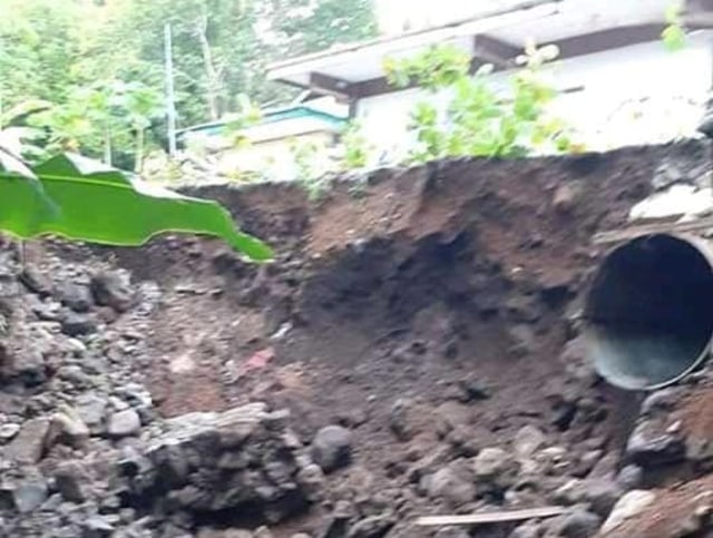 Salah satu ruas jalan Trans Ile Boleng di Desa Lewopao, Kecamatan Ile Boleng, Flotim nyaris putus akibat longsor pada Selasa (19/1/2021) sore.