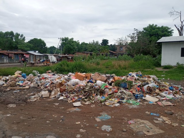 Sampah yang berserakan di area Pasar Pada, Kota Lewoleba. Foto: Teddi Lagamaking. 