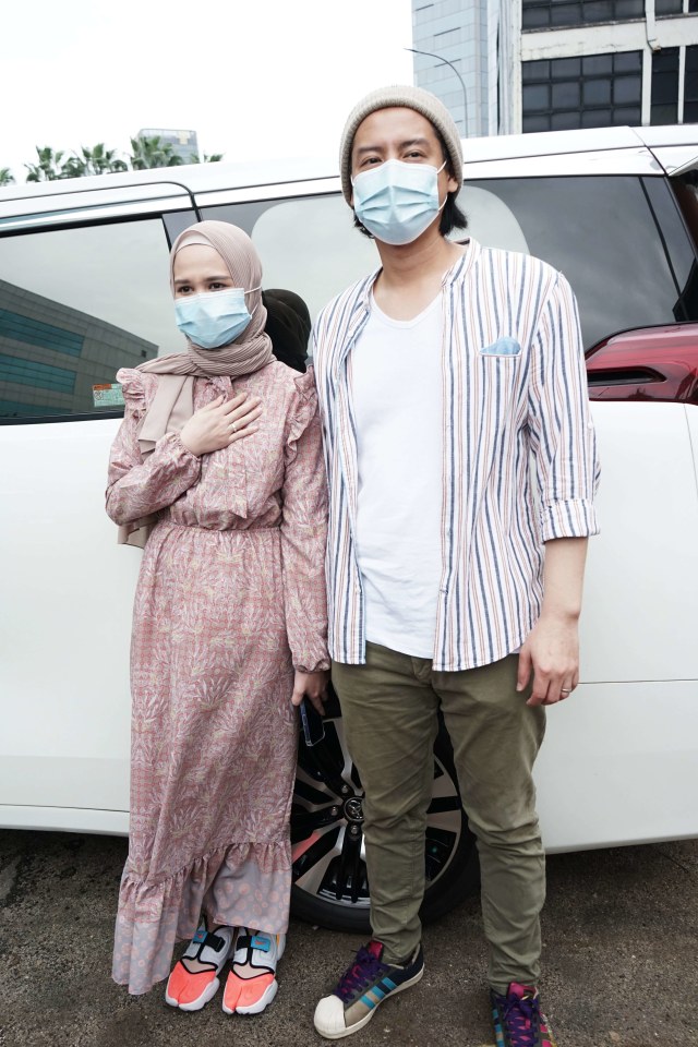 Artis Cut Meyriska bersama pasangannya Roger Danuarta saat ditemui di kawasan Tendean, Jakarta, Kamis, (21/1/2021).
 Foto: Ronny