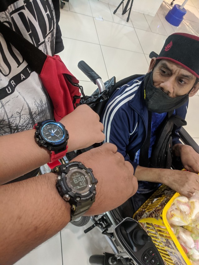 Kisah Bocah Dibelikan Jam Tangan oleh Orang Asing Karena Pakai Jam Tangan Kertas (92597)
