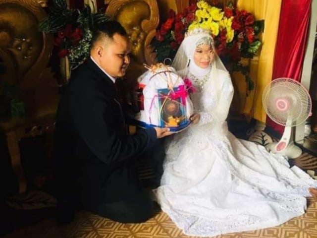Yana Yulio Ardianto dan Ayu saat dalam upacara pernikahan tengah viral. (FOTO: Dokumen Istimewa).