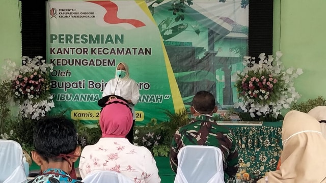 Bupati Bojonegoro Dr Hj Anna Muawanah, saat beri sambutan dalam peresmian Kantor Kecamatan Kedungadem. Kamis (21/01/2021) (foto: dan/beritabojonegoro)