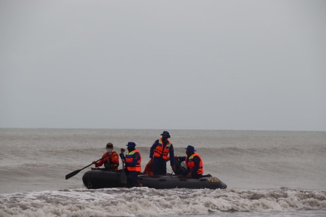 Tim SAR saat melakukan pencarian terhadap 6 ABK yang terombang ambil di laut. (Foto: Dok Polairud Polda Jateng)