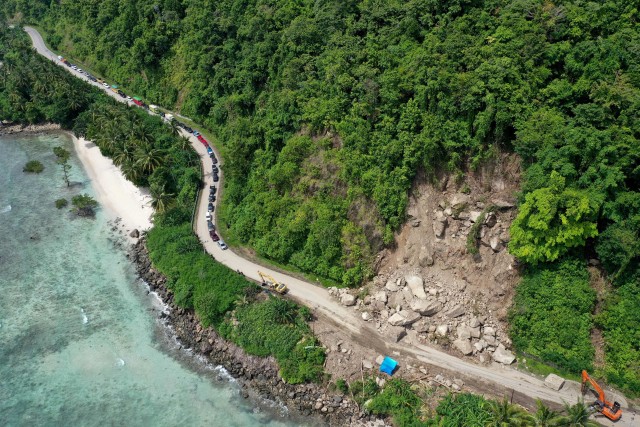 Foto udara tanah longsor di Jalan Trans Sulawesi Poros Majene-Mamuju, Majene, Sulawesi Barat, Rabu (20/1). Foto: Sigid Kurniawan/Antara Foto