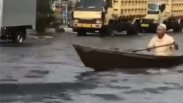 Momen Unik Kakek Kayuh Perahu di Jalan Raya yang Terendam Banjir saat Beli LPG (242136)