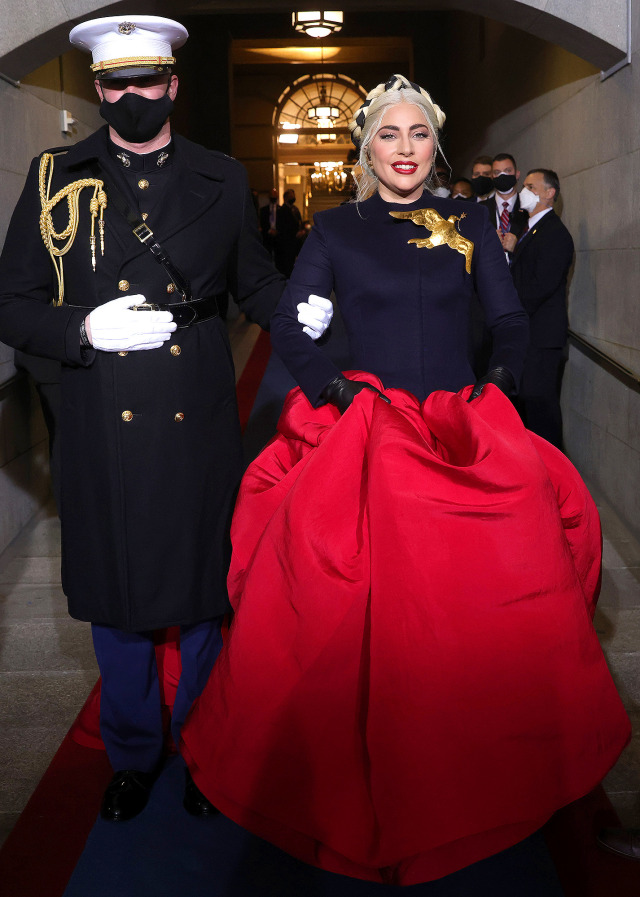 Lady Gaga Tampil Seperti Botol Parfum di Cover Vogue (38377)