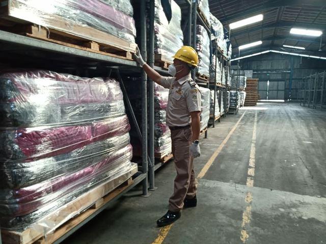 Petugas Karantina Pertanian Tanjungpinang mengecek komoditas yang akan diekspor ke luar negeri. (Foto: ist)
