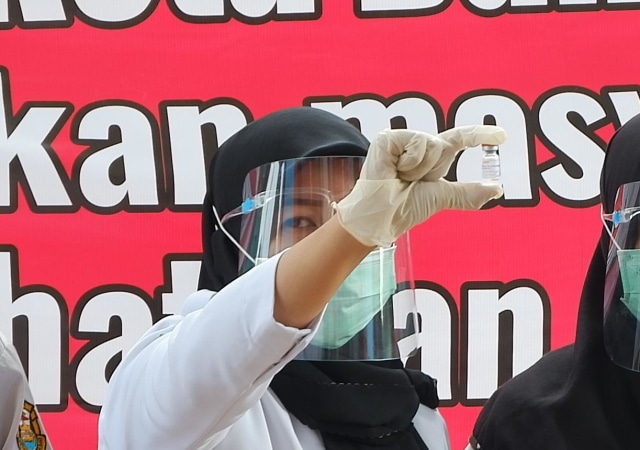 Seorang tenaga medis menunjukkan botol vaksin COVID-19, Jumat (15/1) | Foto : Sidik Aryono/Lampung Geh