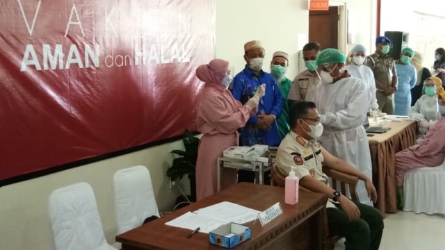 Vaksinasi COVID-19 Perdana di Kota Kendari pada 11 Januari 2020 lalu. Foto: Didul Interisti/kendarinesia.
