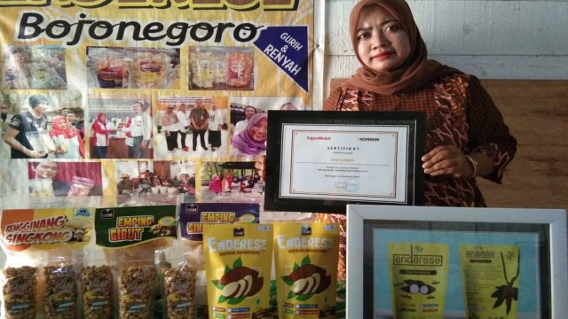 Yeni (38), ibu rumah tangga asal Desa Bareng Kecamatan Ngasem Kabupaten Bojonegoro, produsen emping singkong dan garut.